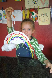 Cute-hanging-paper-plate-rainbow-craft